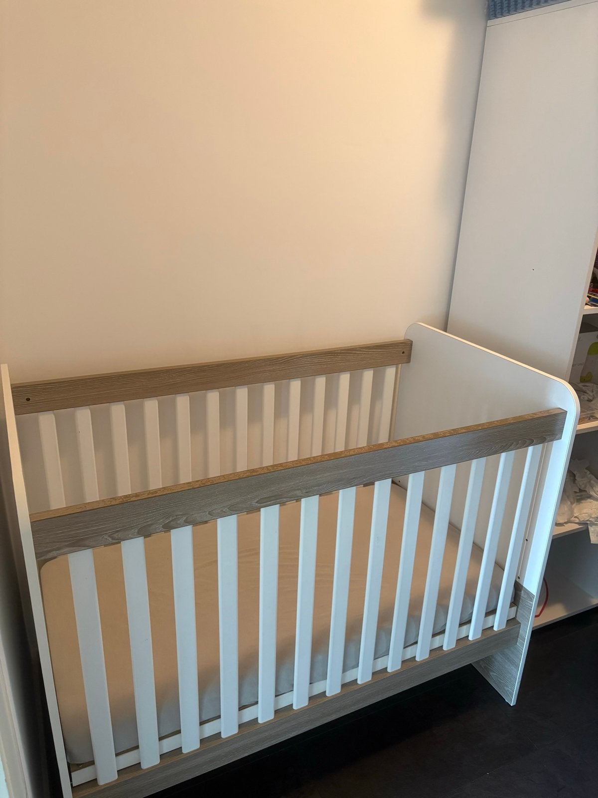 Complete Kinderkamer: Ledikant, Commode en Kledingkast, Ophalen, Zo goed als nieuw, Jongetje of Meisje