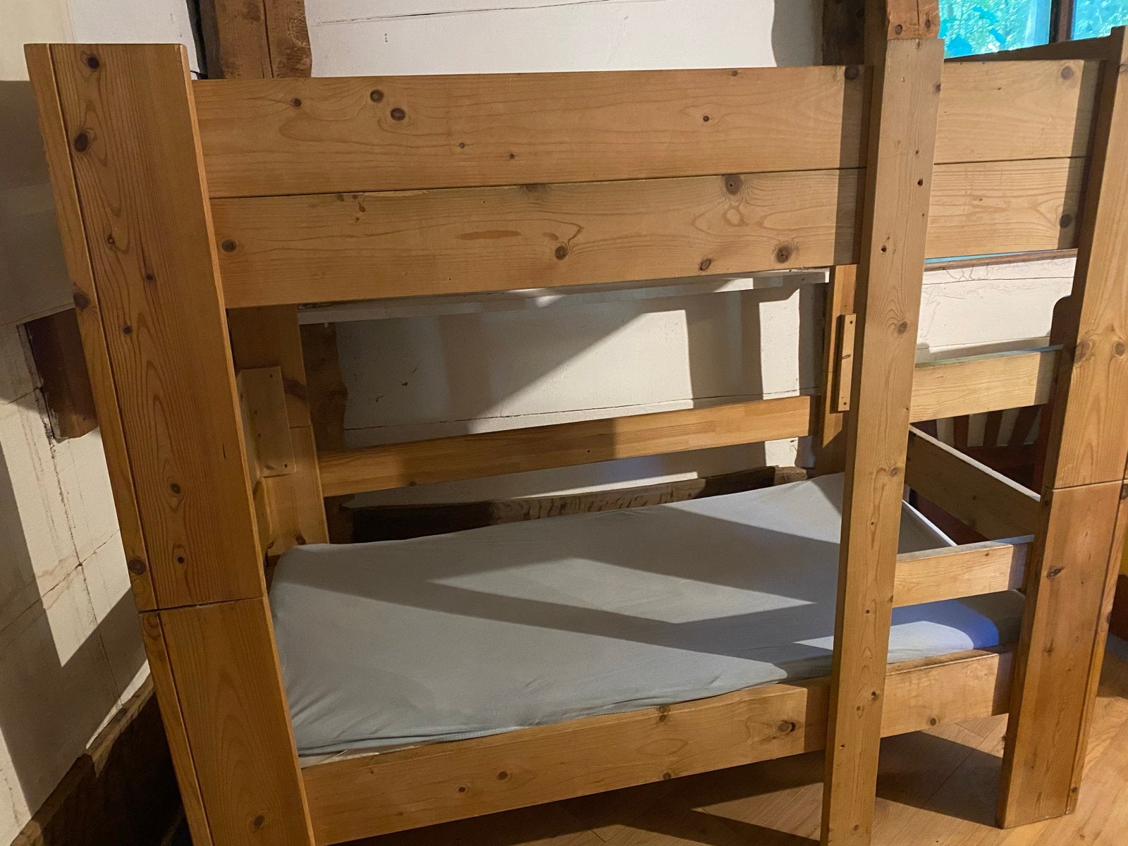 Stevig houten stapelbed met matrassen - 162x82x146 cm, Ophalen, Gebruikt, 160 tot 180 cm, Tweepersoons