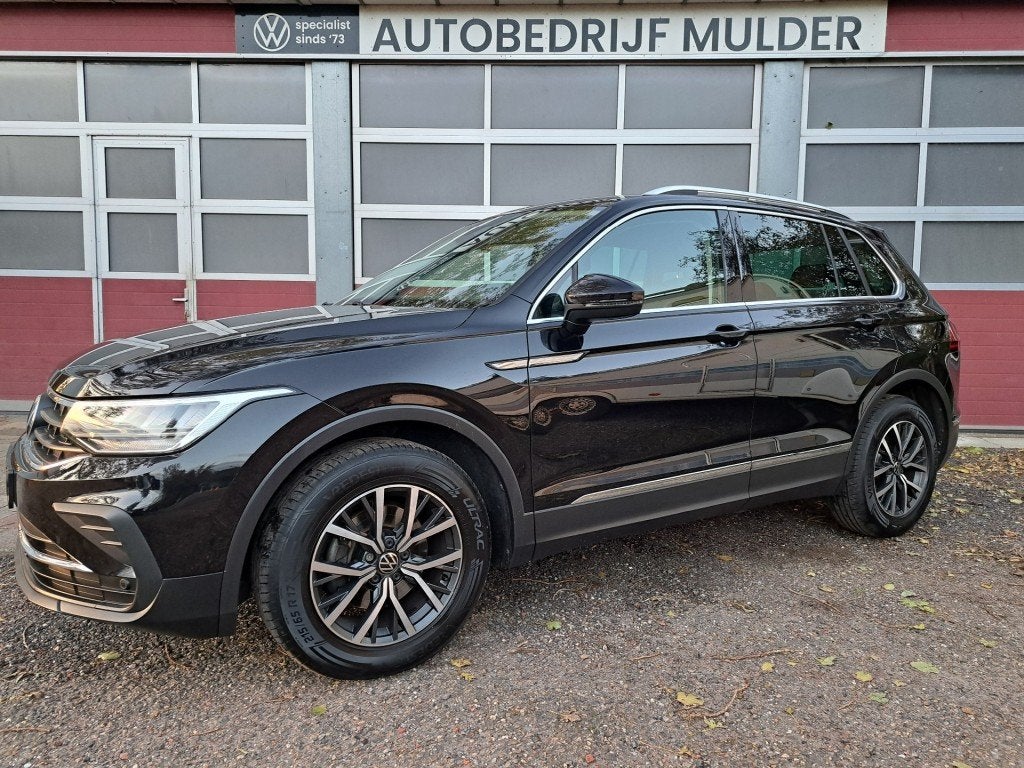 Volkswagen TIGUAN 1.5 TSI 130 Pk Highline Bs Alcantara Ecc N, Auto's, Volkswagen, Voorwielaandrijving, 4 cilinders, Zwart, Origineel Nederlands
