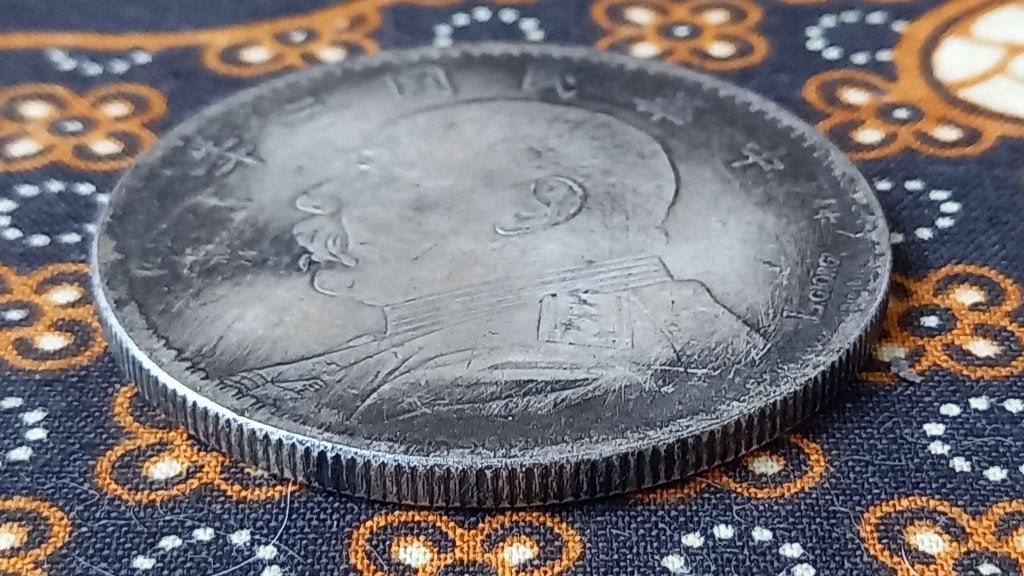 Mooie oude Chinese munt met krans en portret 4,4 cm., Antiek en Kunst, Zilver, China, Ophalen of Verzenden, Brons