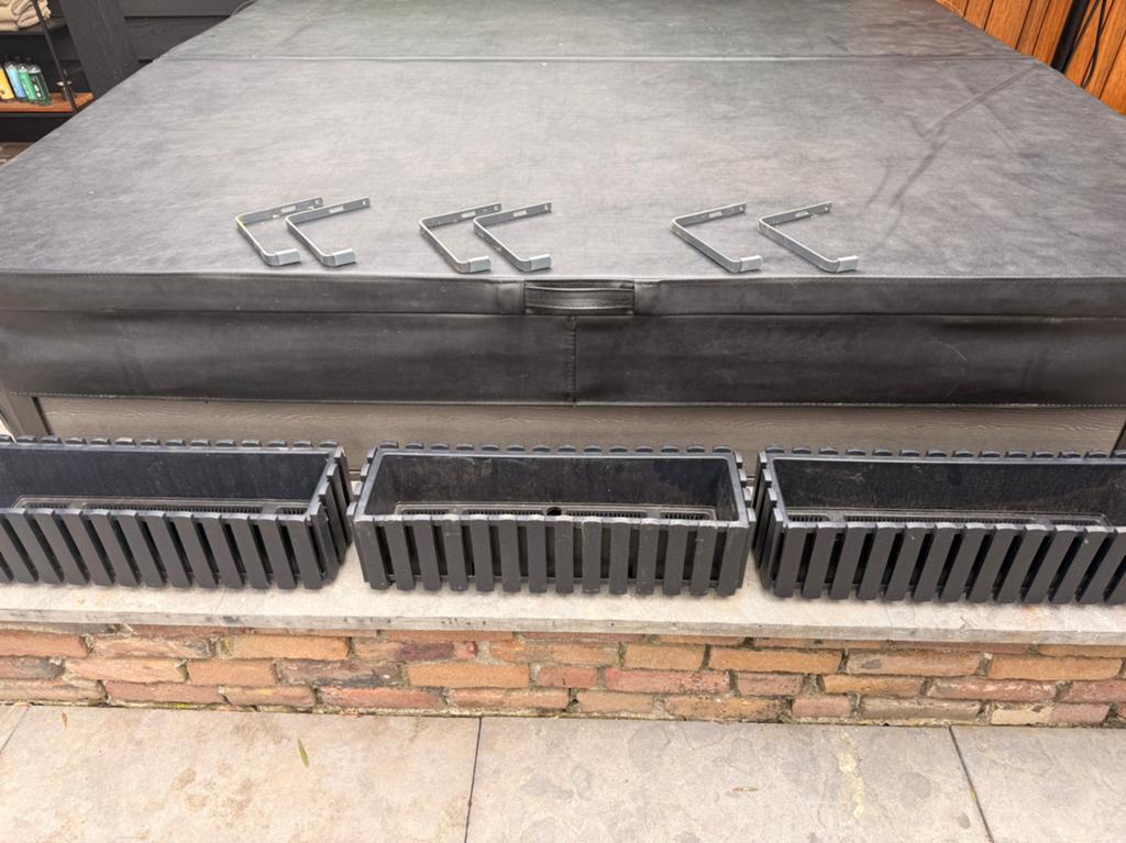 3 antraciete bloembakken/ balkonbakken met muurbeugels, Tuin en Terras, Bloembakken en Plantenbakken, Kunststof, Gebruikt, Minder dan 30 cm