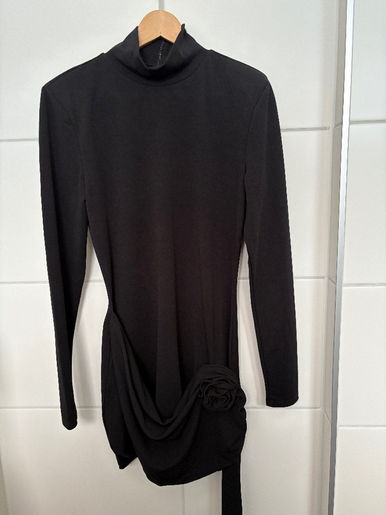 Mooie zwarte jurk Divided by H&M met col en roosdetail, Maat 38/40 (M), Zwart, H&M Divided, Ophalen of Verzenden