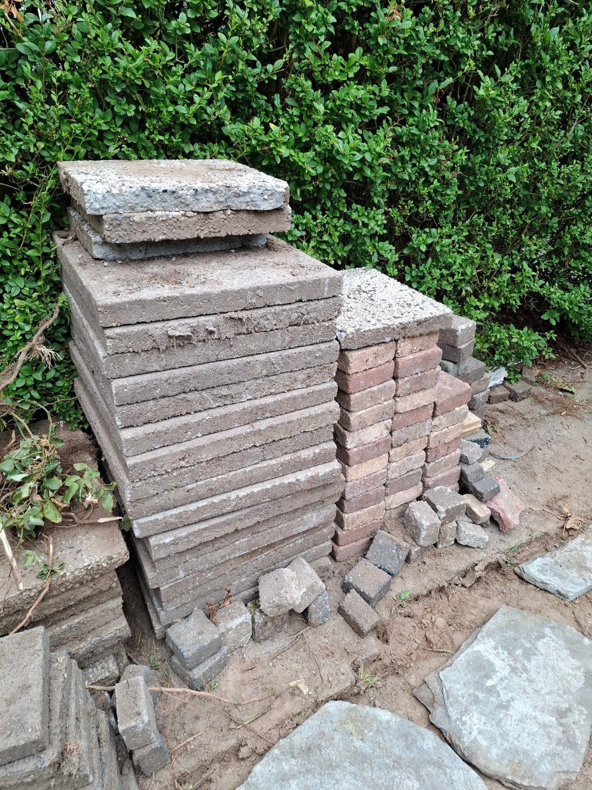 Gratis betontegels 50x50 24 stuks, Tuin en Terras, Ophalen, Gebruikt, 10 m² of meer, Beton