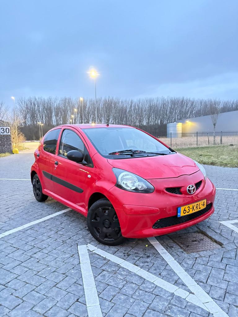 Toyota Aygo 1.0 12V Vvt-i 5DRS 2008 Rood, Auto's, Toyota, Voorwielaandrijving, Stof, Zwart, 4 stoelen