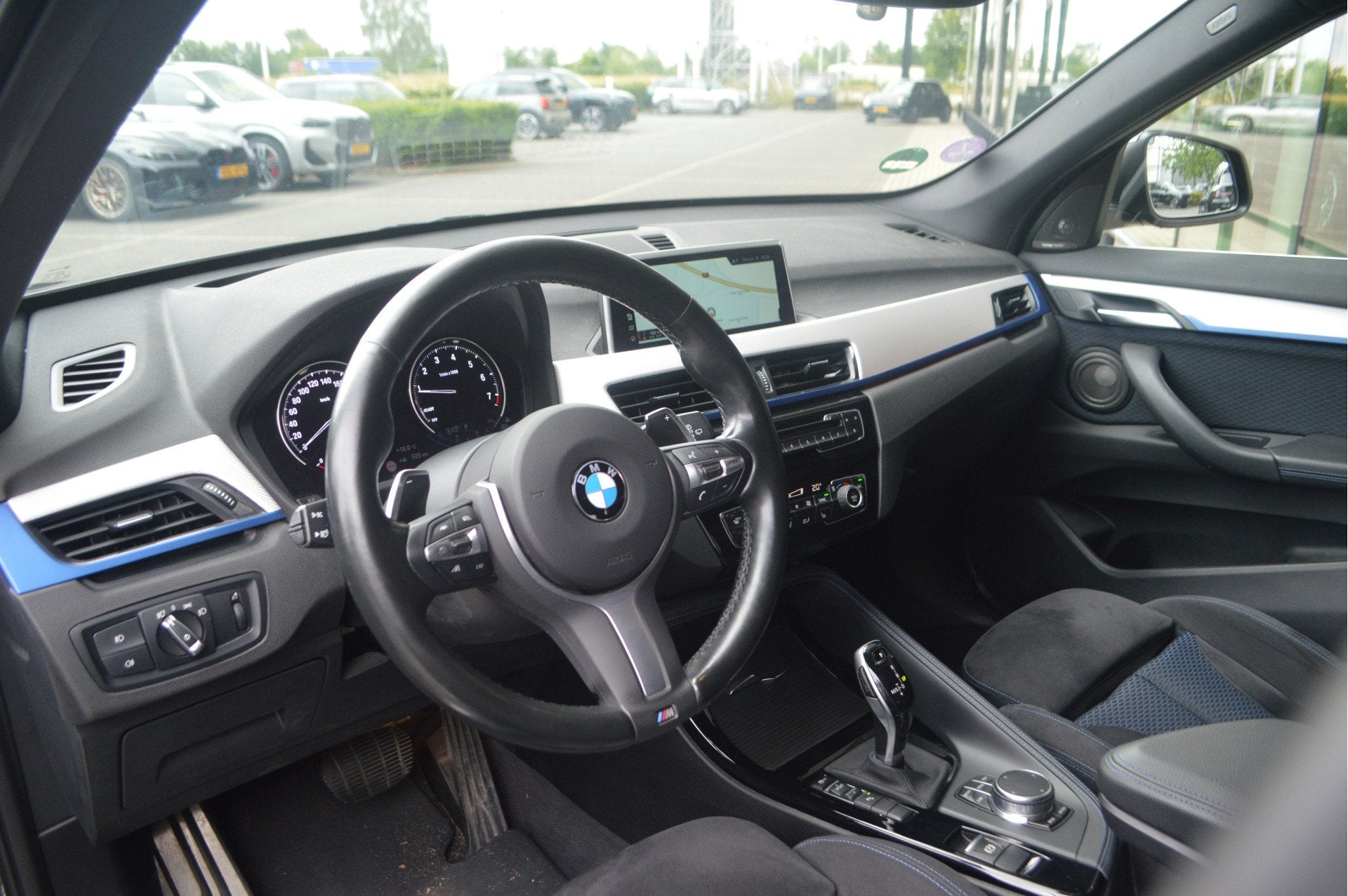 BMW X1 sDrive20i M Sport Automaat / Sportstoelen / Achteruit, Auto's, Leder en Stof, Bedrijf, SUV of Terreinwagen, 84 €/maand