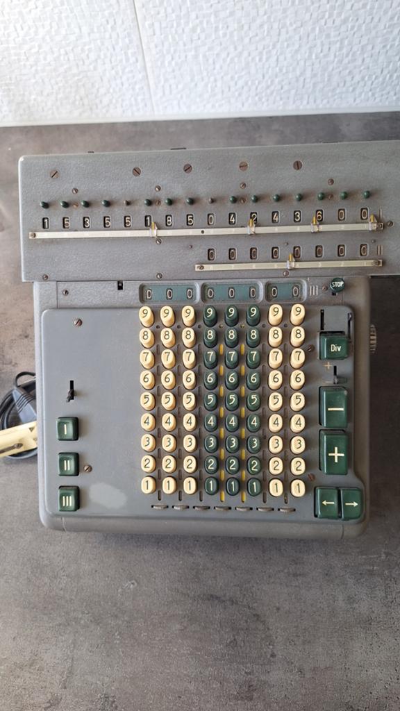 MADAS 16 LG Zwitserse vintage mechanische rekenmachine, Antiek en Kunst, Ophalen