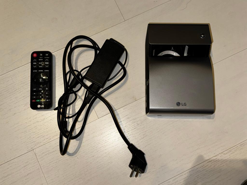 LG PH450UG MiniBeam LED Projector met ingebouwde batterij, HD (720), Ophalen of Verzenden, Zo goed als nieuw, DLP