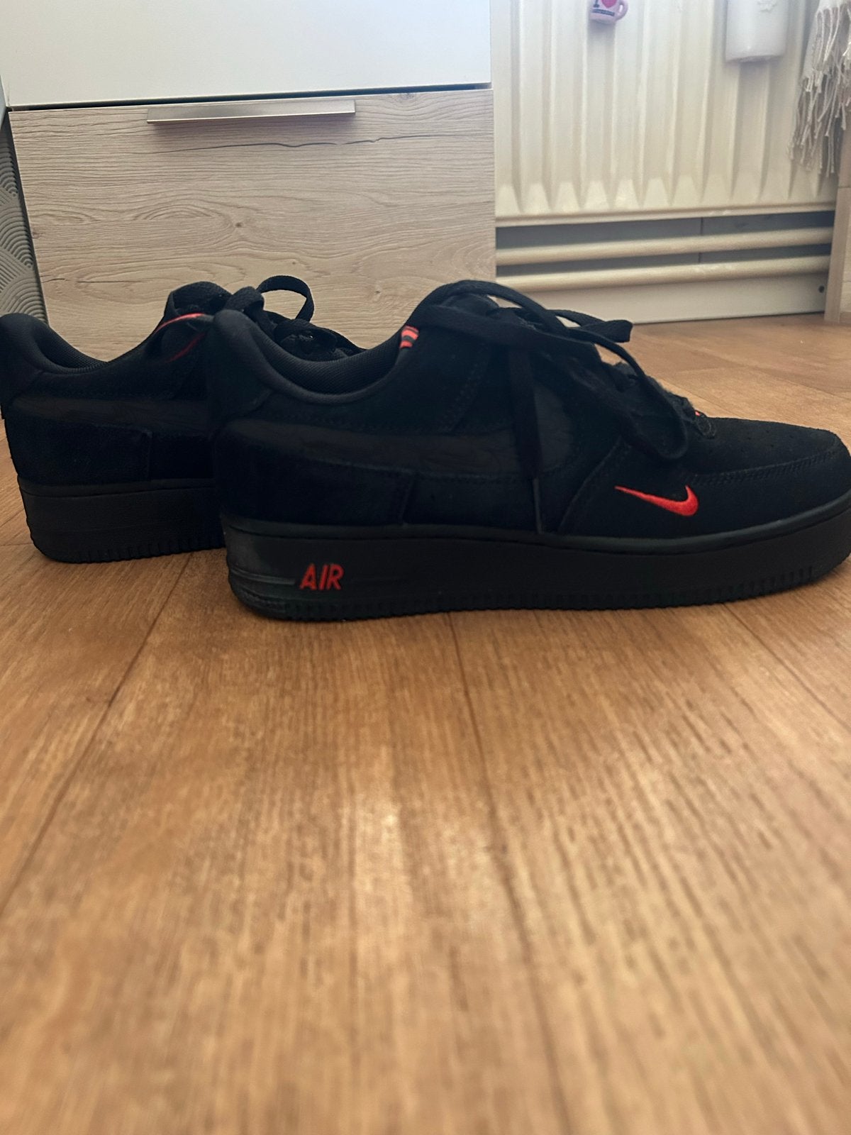 Nike Air Force 1 suède zwart/rood - maat 38,5, Kleding | Heren, Zwart, Ophalen of Verzenden, Sneakers of Gympen, Zo goed als nieuw