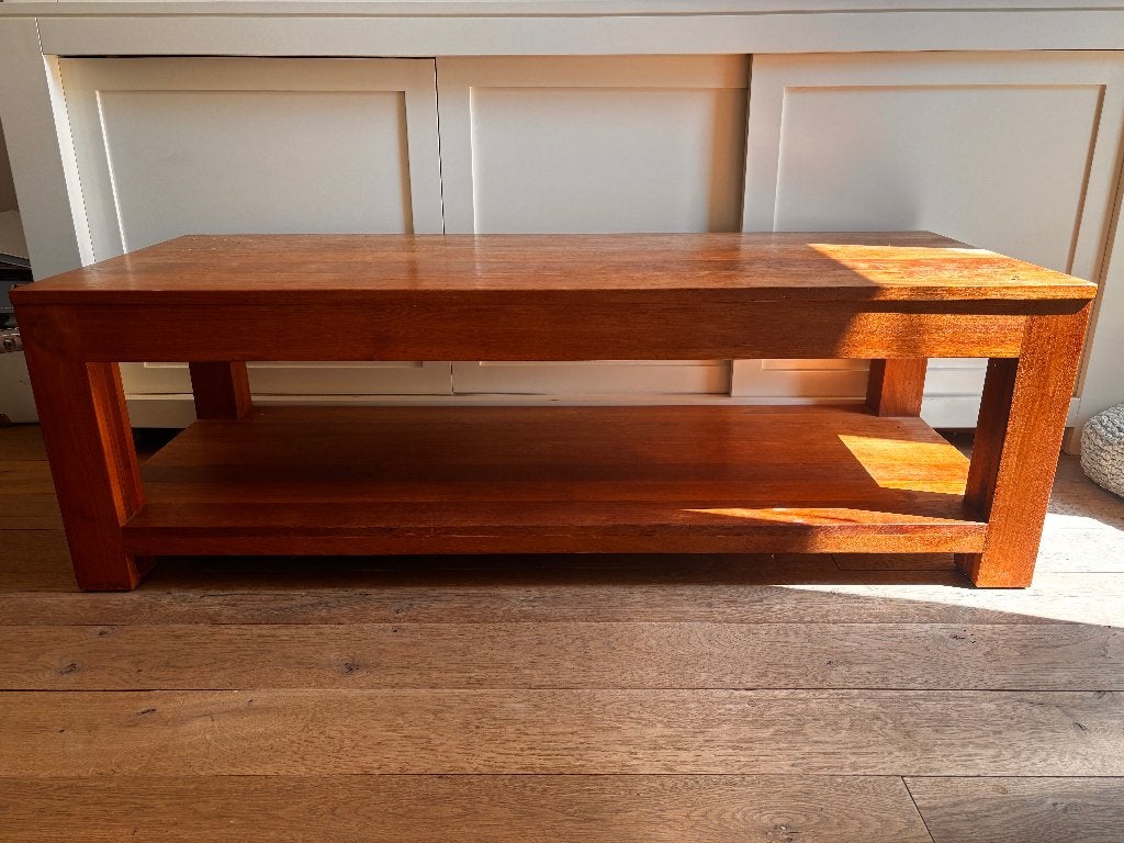 Robuust teakhouten tv-meubel met twee lades, Ophalen, Gebruikt, 100 tot 150 cm, Robuust koloniaal teakhouten tv-meubel met twee lades