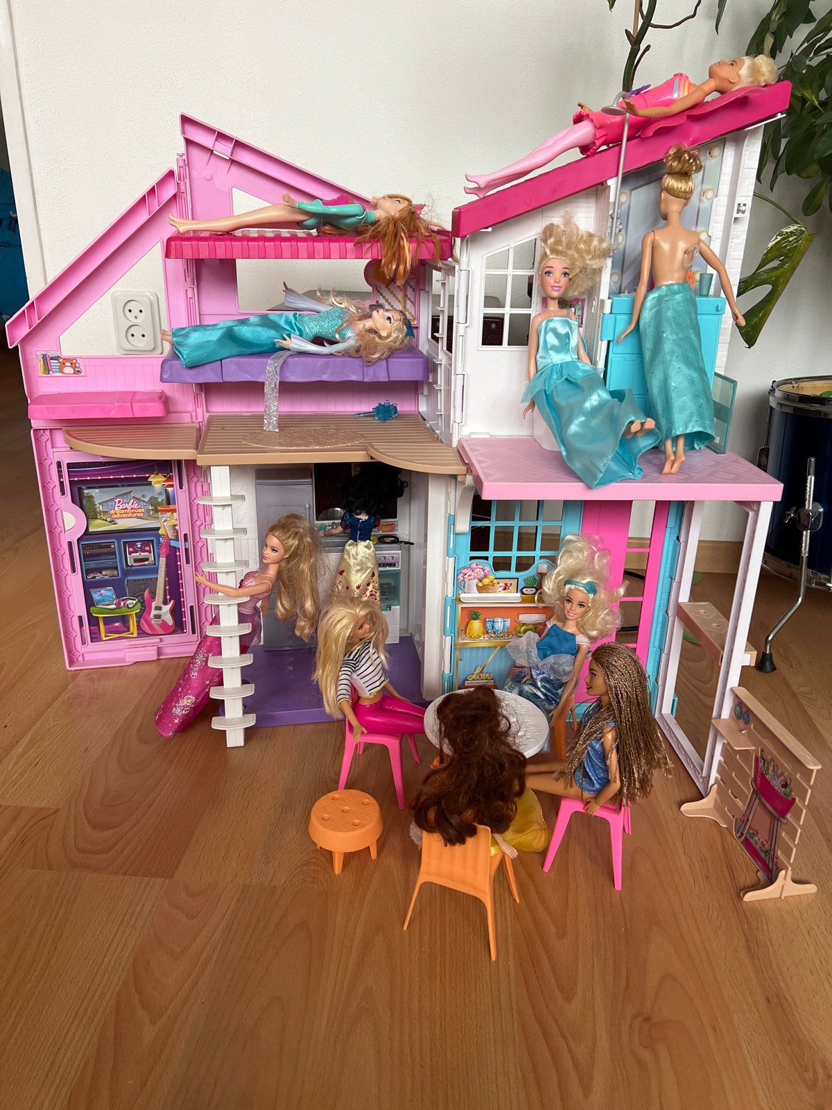 Barbie Droomhuis met 11 barbies en accessoires, Ophalen of Verzenden, Zo goed als nieuw, Barbie