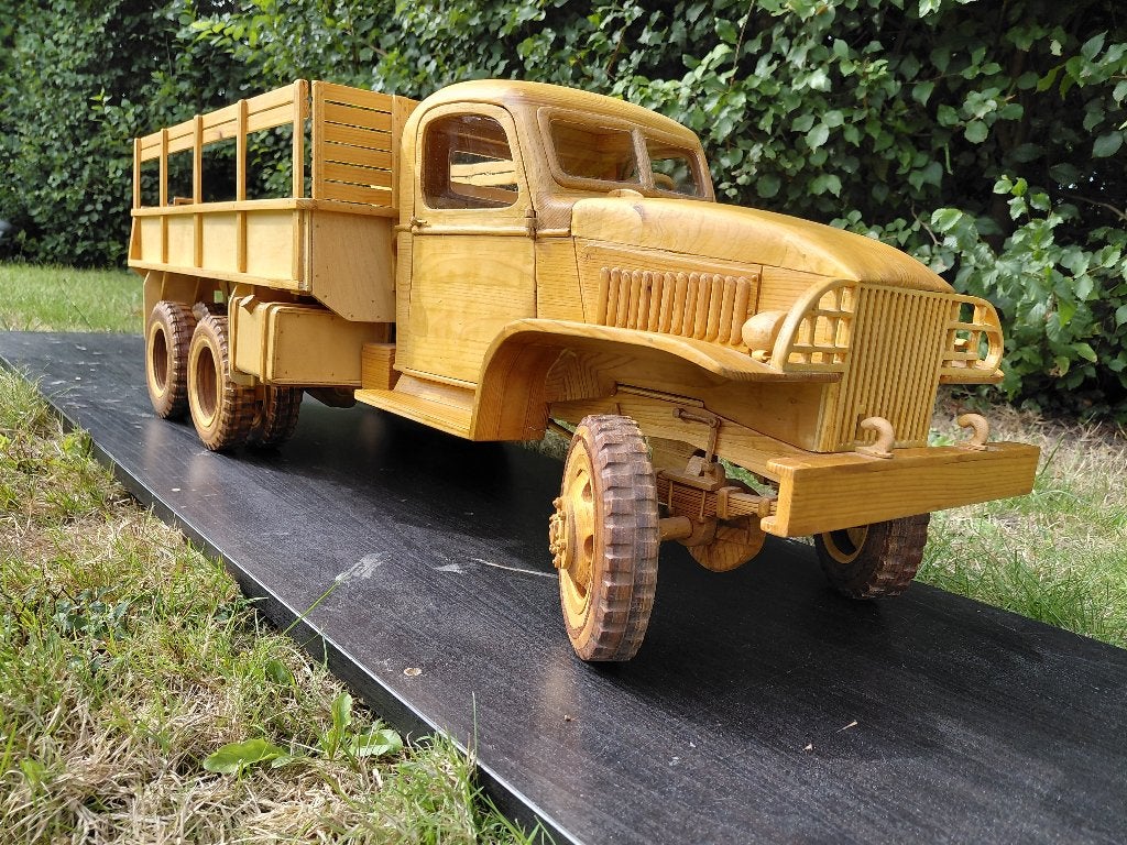 Uniek houten schaalmodel GMC legertruck WOII - 1:7, Hobby en Vrije tijd, Ophalen, Zo goed als nieuw, Bus of Vrachtwagen