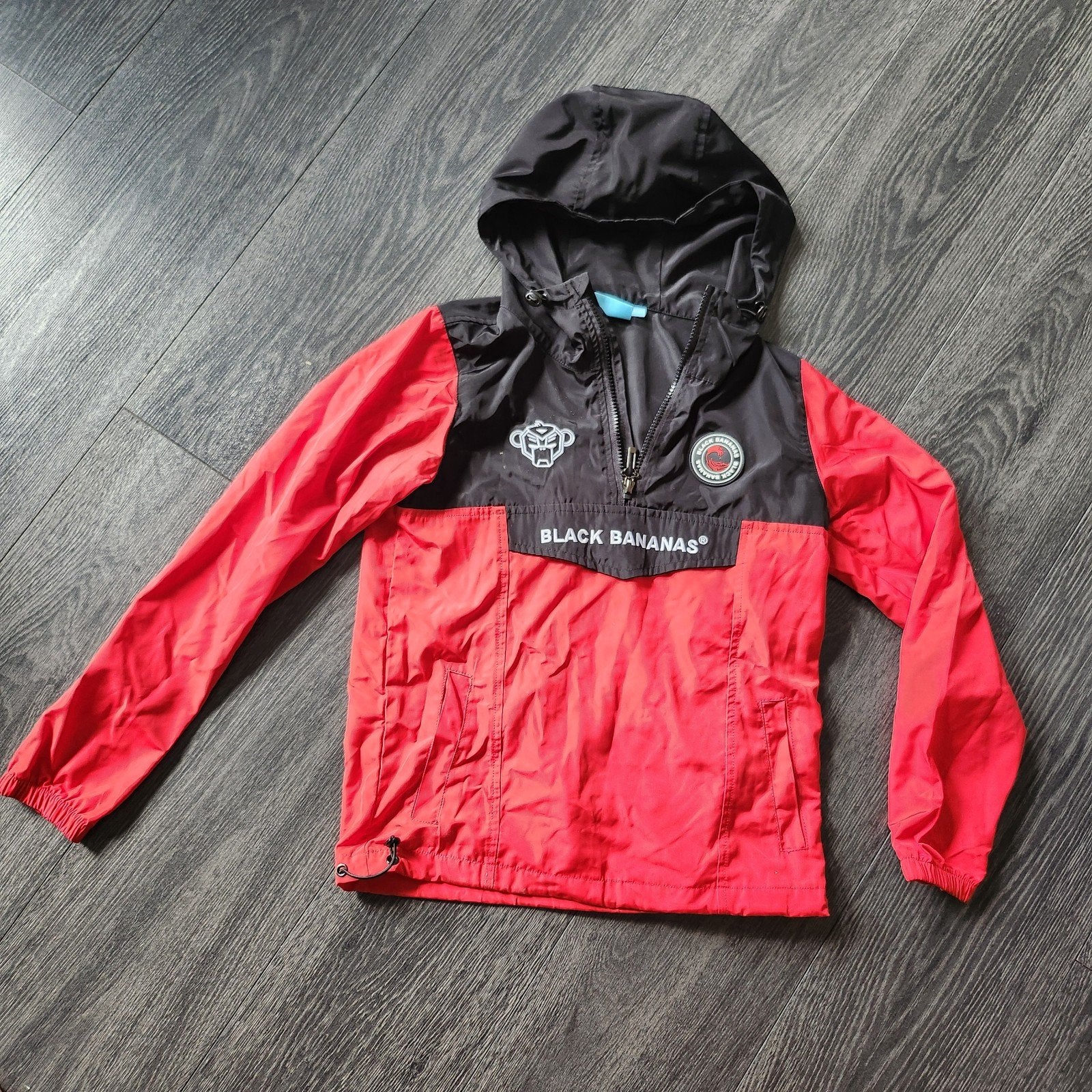 Black Bananas Anorak Jas Rood Zwart Maat 128, Kinderen en Baby's, Kinderkleding | Maat 128, Gebruikt, Jongen of Meisje, Ophalen of Verzenden