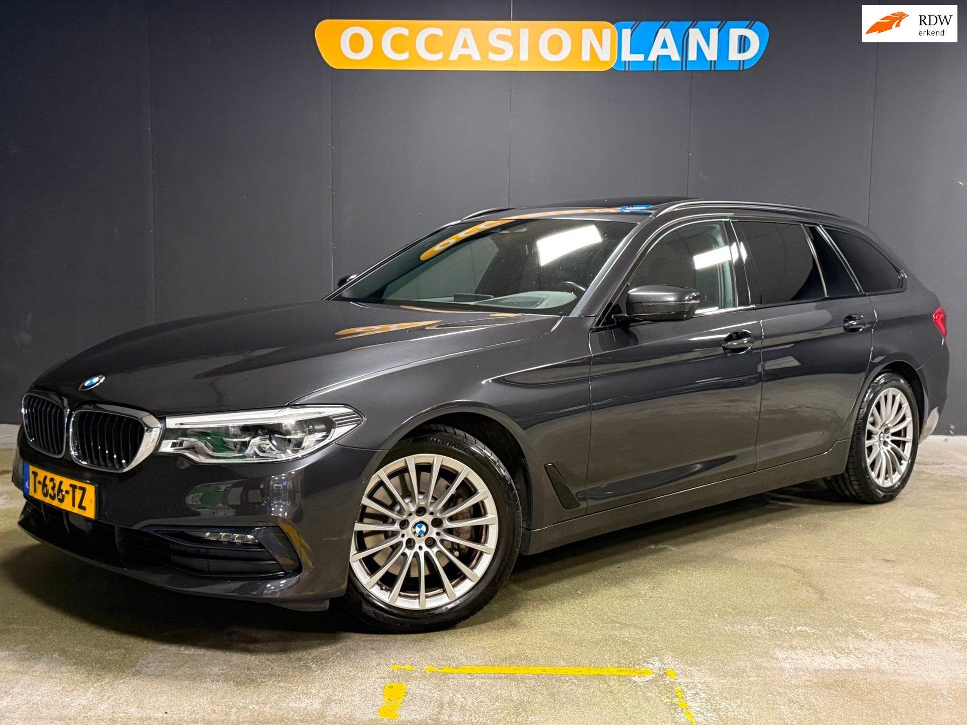 BMW 5-serie Touring 530i xDrive Executive Sportline|PANO|KEY, Automaat, 1998 cc, 15 km/l, Zwart