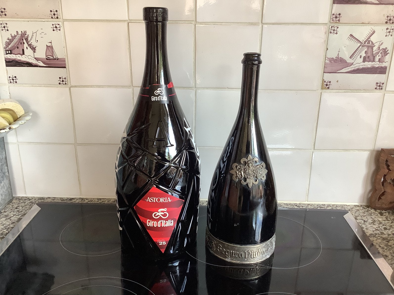 Astoria Giro d’Italia en Segura Viudas Cava fles, Verzamelen, Merken en Reclamevoorwerpen, Ophalen of Verzenden, Gebruikt, Overige typen
