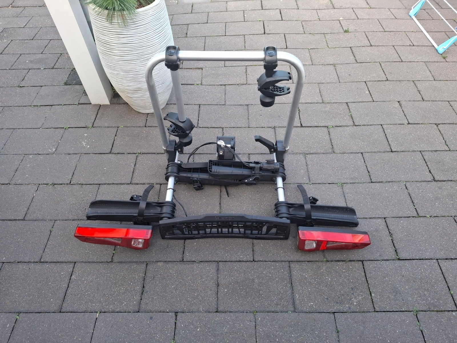 Uebler F24 VW Fietsendrager voor 2 E-bikes (max 30kg/fiets), Ophalen, Zo goed als nieuw, 2 fietsen, Trekhaakdrager