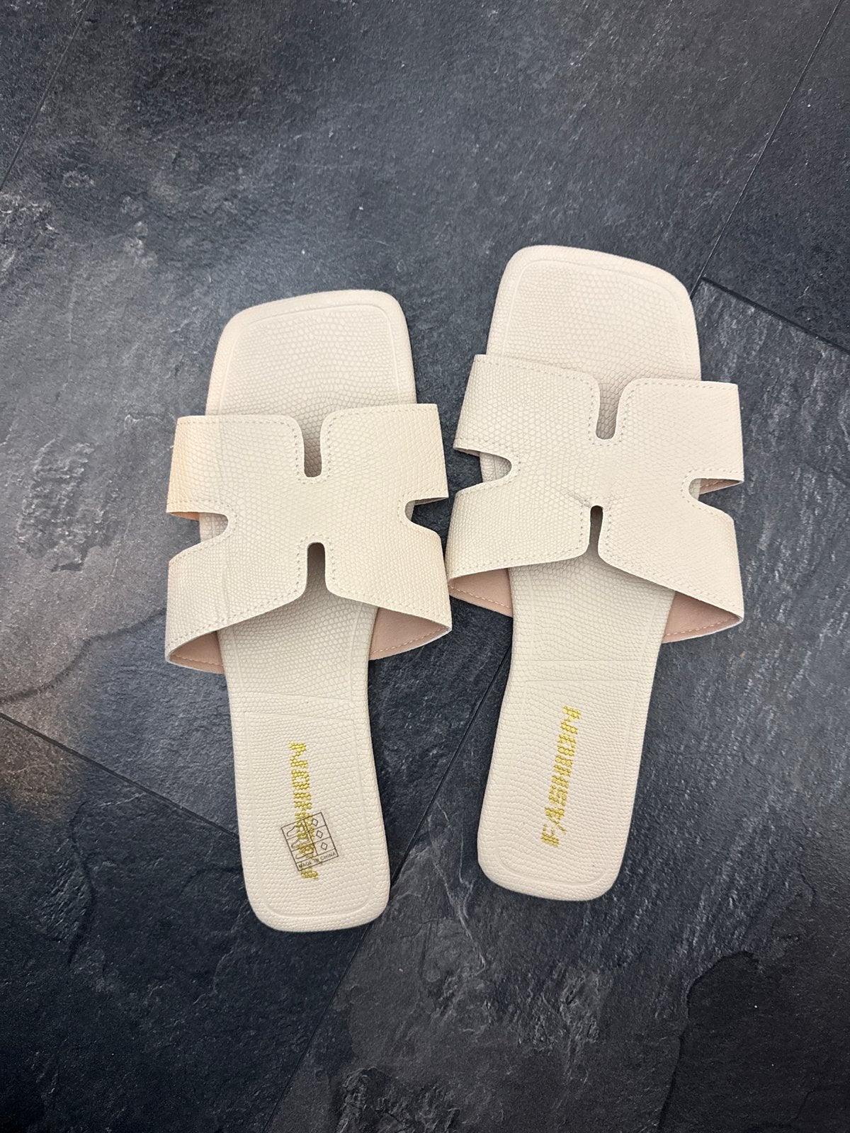 Stijlvolle Crèmekleurige Slippers Maat 42, Ophalen of Verzenden, Zo goed als nieuw, Beige, Slippers