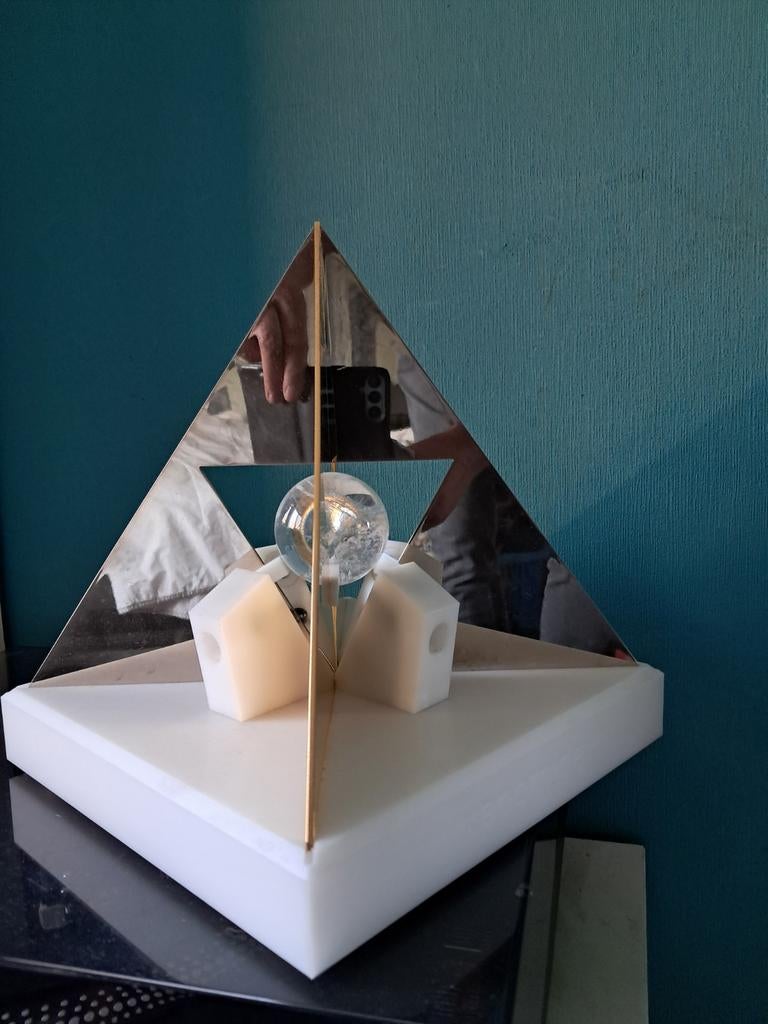 Xenomide piramide, Ophalen