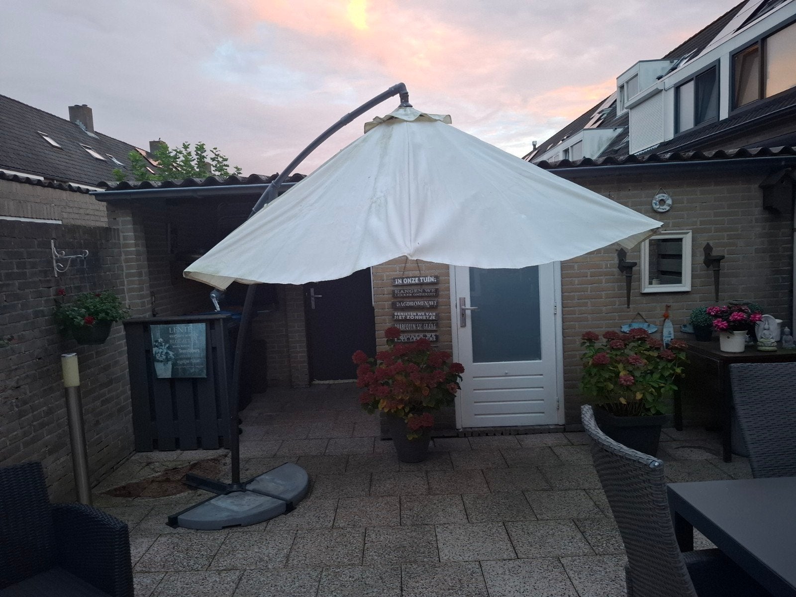 Grote parasol met zware voet 20,00