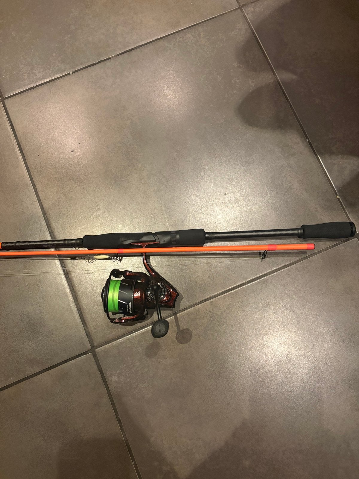 Savage Gear Orange LTD Medium Game Hengel met Abu Garcia Mol, Watersport en Boten, Ophalen of Verzenden, Zo goed als nieuw, Complete hengel