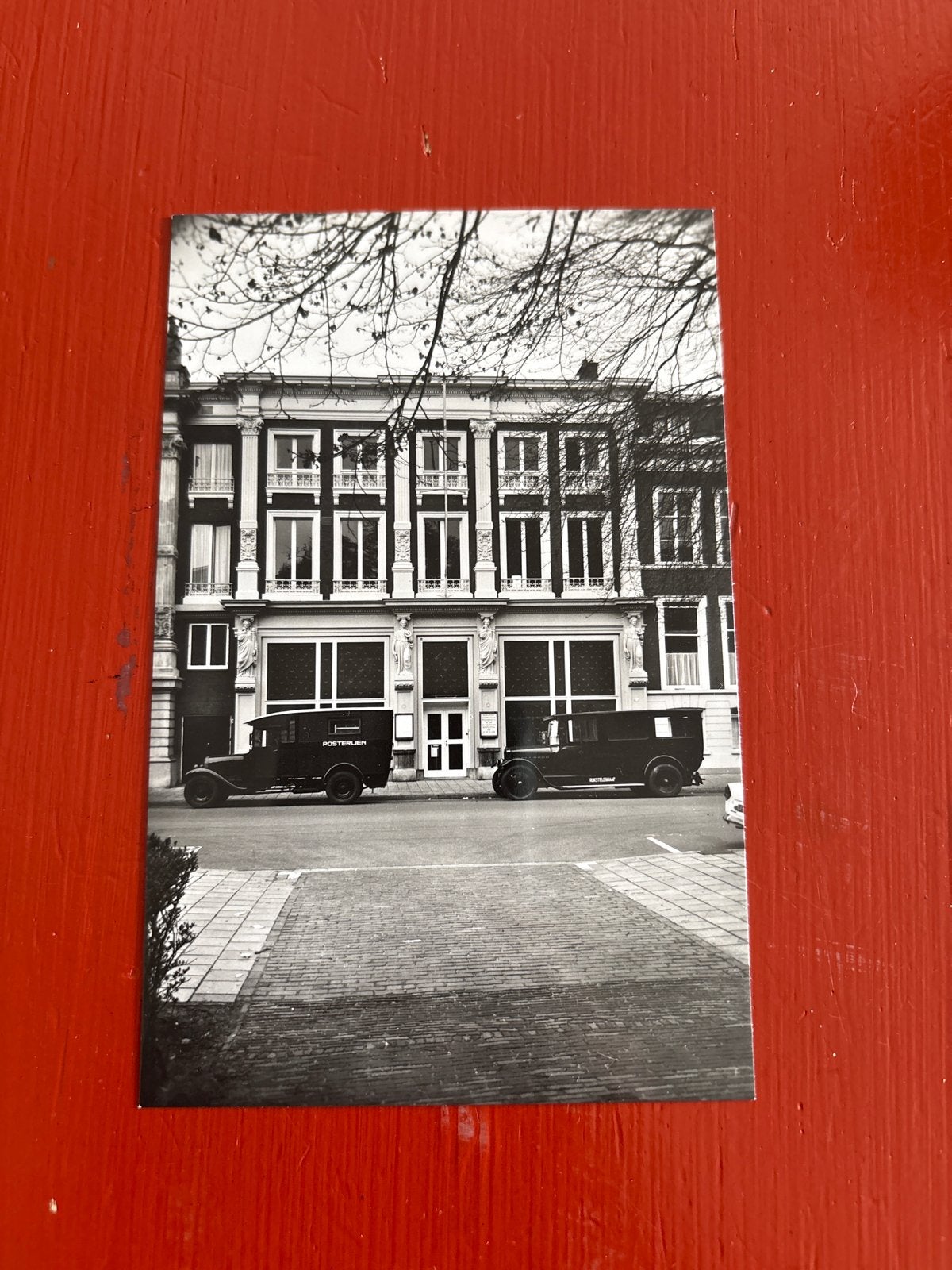Oude foto: Postmuseum Den Haag met postauto's, Gebruikt, Foto, Ophalen of Verzenden, Gebouw