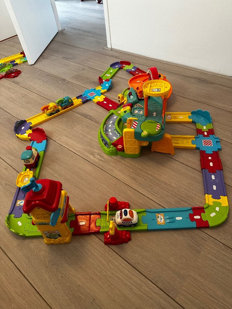 V tech toet toet autobaan incl vier autootjes, Kinderen en Baby's, Speelgoed | Vtech, Ophalen, Gebruikt, 4 tot 6 jaar