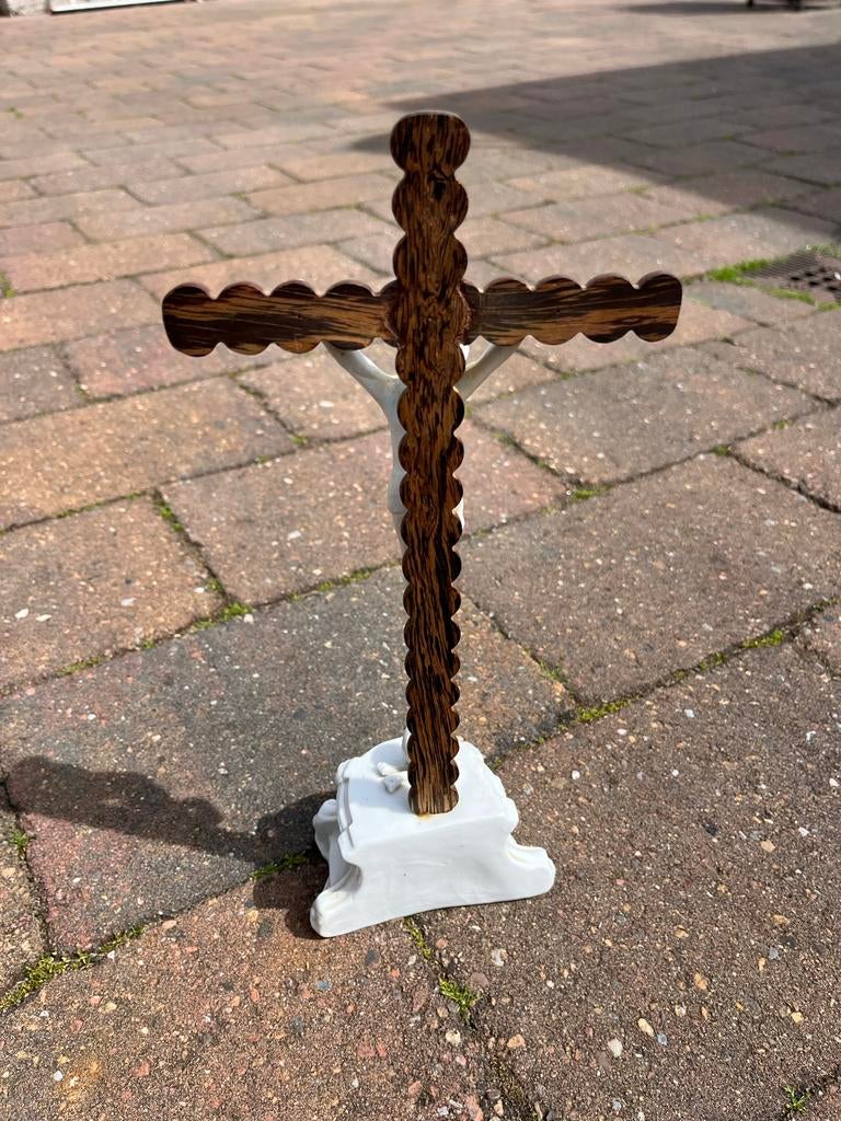 Kruisbeeld Jezus - Wit Porselein & Hout - 32cm Hoog, Ophalen