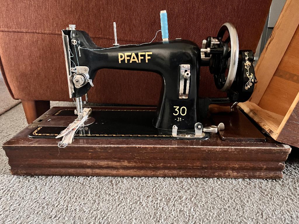 Vintage Pfaff Naaimachine Model 30 met originele omdoos/ kap, Antiek en Kunst, Antiek | Naaimachines, Ophalen