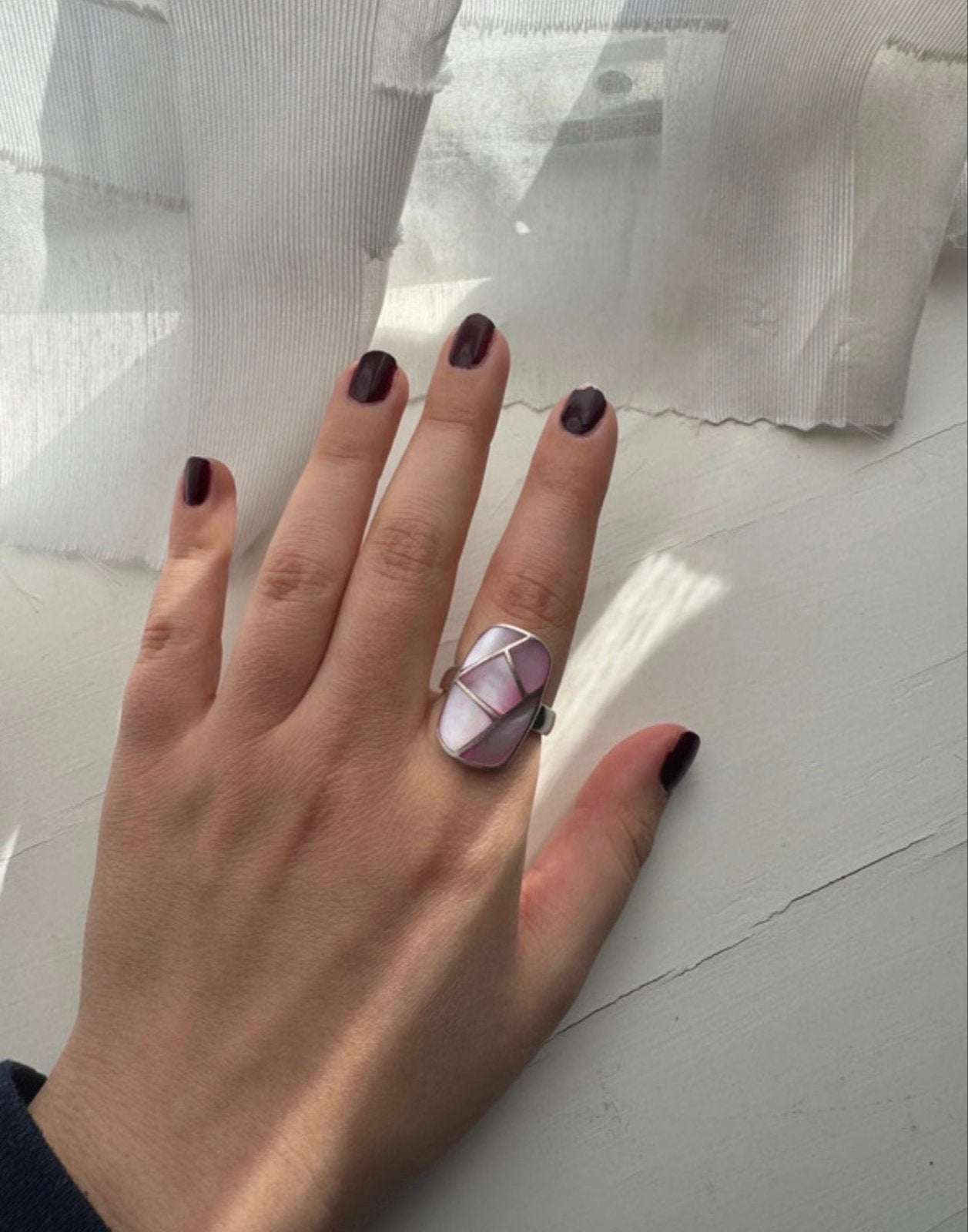 Zilveren ring met roze en witte parelmoer inleg, Sieraden, Tassen en Uiterlijk, Ophalen of Verzenden, Zo goed als nieuw, 17 tot 18
