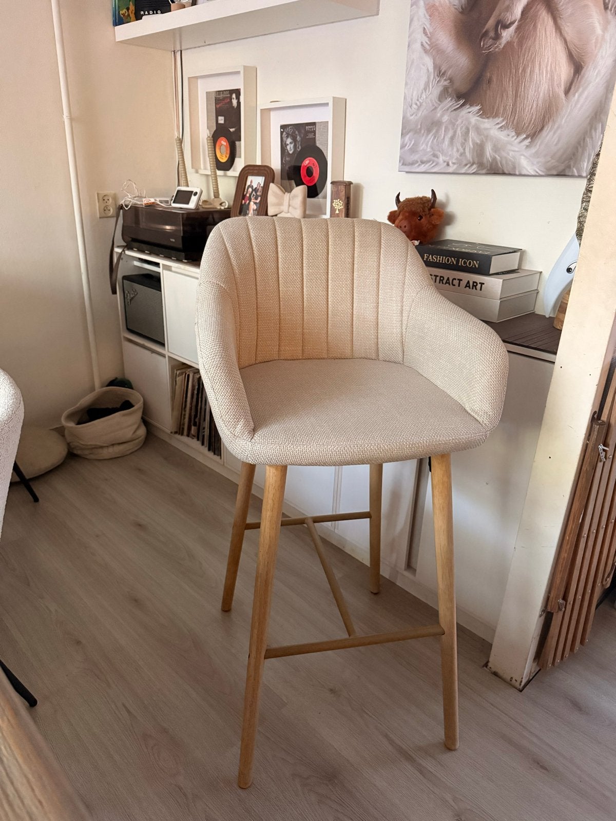 Jysk barkruk - Comfortabele en stijlvolle barstoel, Ophalen, Met voetsteun, 60 tot 90 cm, Zo goed als nieuw