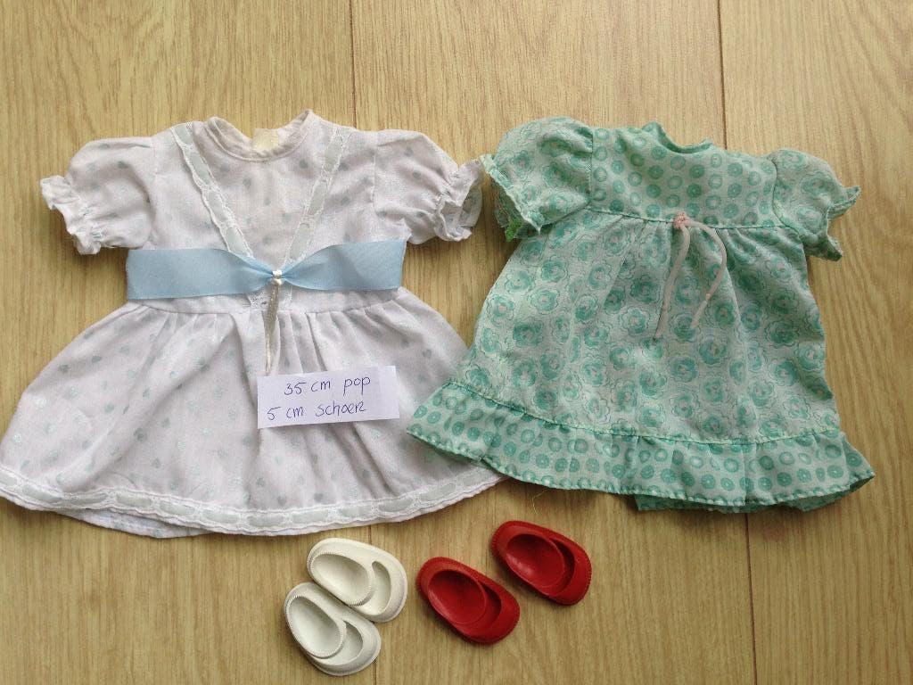 💚2 Oude POPPENJURKJES met SCHOENTJES voor 35 cm poppen., Ophalen of Verzenden, Gebruikt, Kleertjes