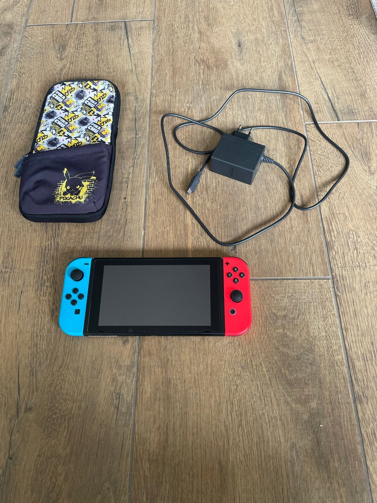 Nintendo Switch met Joy-Cons en Pikachu hoesje, Ophalen, Zo goed als nieuw, Met 2 controllers, Switch Original