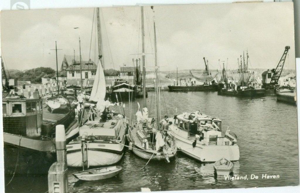 Vlieland 1964; De Haven - gelopen, Ophalen of Verzenden, 1960 tot 1980, Gelopen, Waddeneilanden