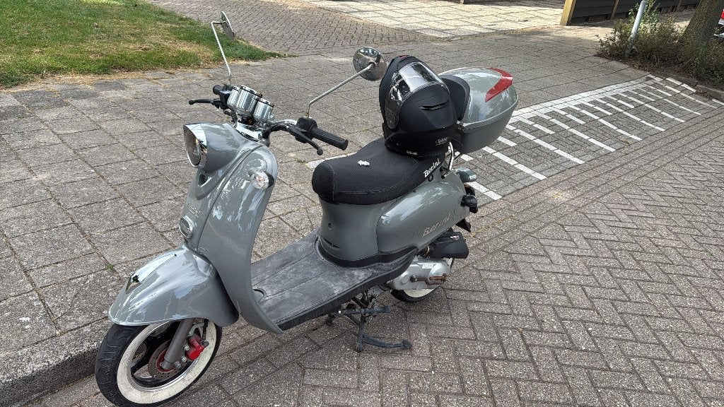 prachtige scooter, Fietsen en Brommers, Ophalen, Zo goed als nieuw, Benzine, Maximaal 25 km/u