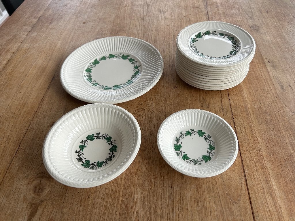 NIEUW Wedgwood Stratford servies 12 gebaksbordjes 3 schalen, Huis en Inrichting, Keuken | Servies, Overige typen, Ophalen of Verzenden