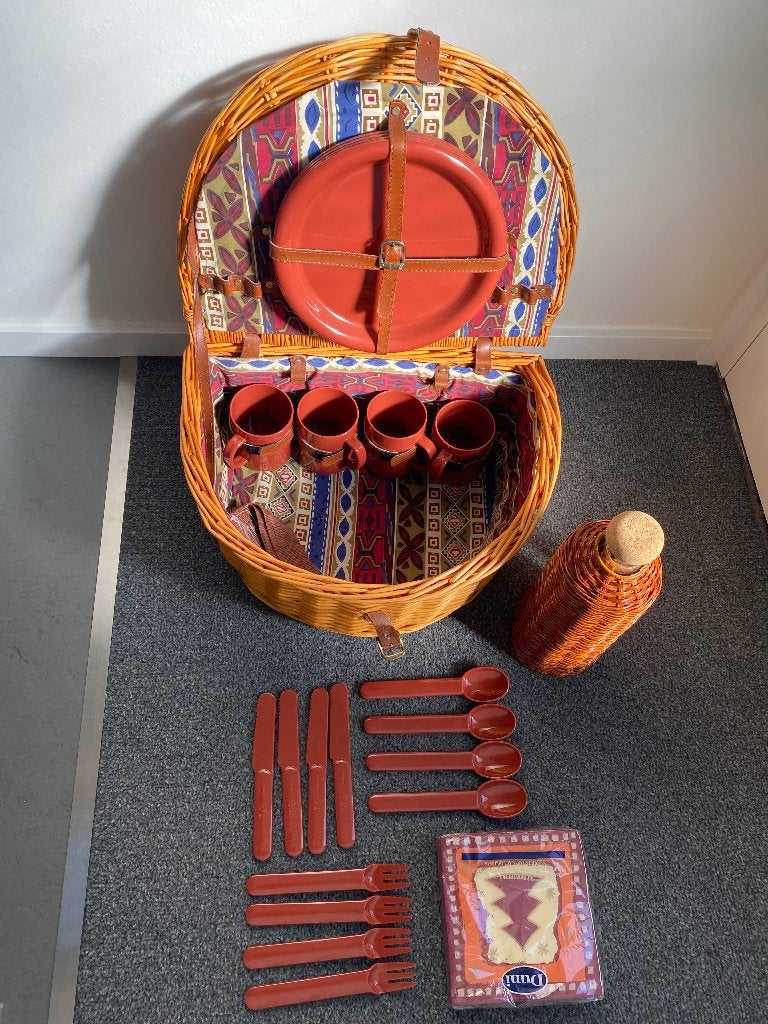 Picknick mand met servies set, Hobby en Vrije tijd, Picknickmanden, Ophalen, Zo goed als nieuw