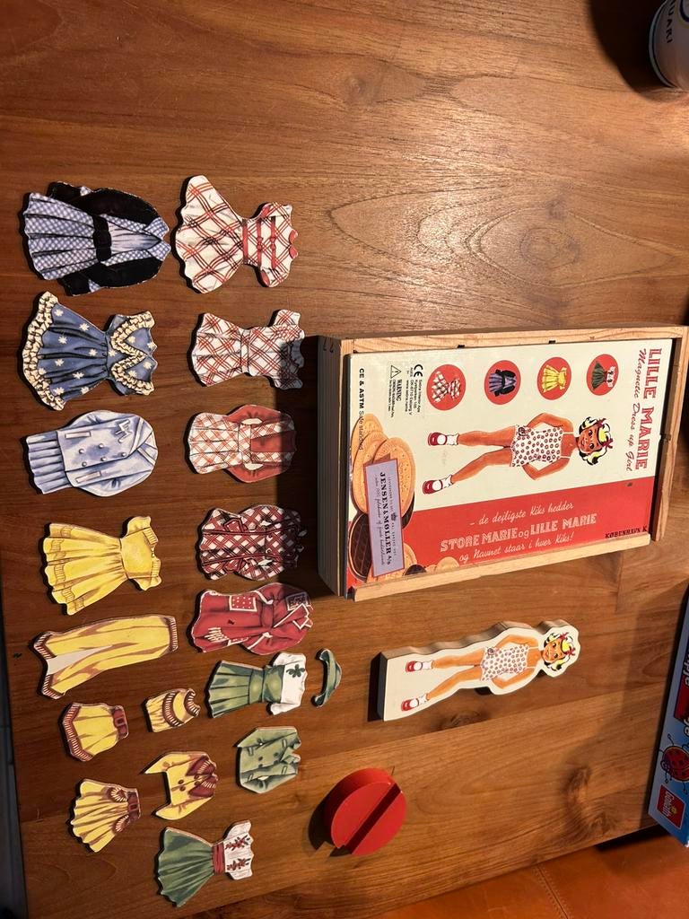 Lille Marie vintage aankleedpop magnetische kledingsets, Ophalen of Verzenden, Zo goed als nieuw