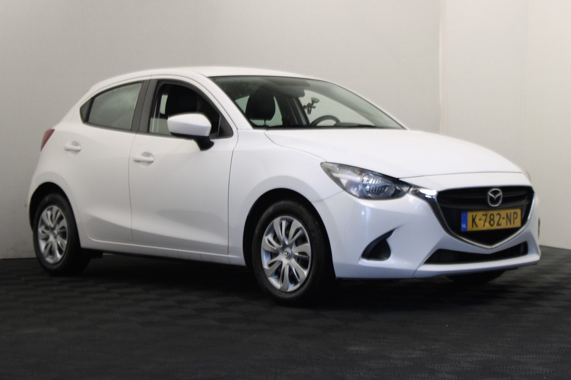 Mazda 2 1.5 Skyactiv-G S (bj 2015), Stof, 4 cilinders, Wit, Bedrijf