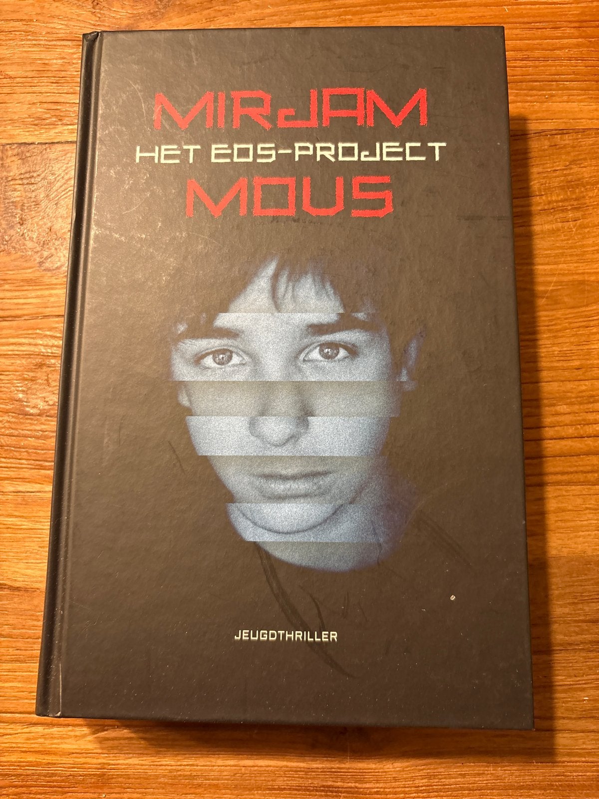 Mirjam Mous - Het Eos-Project (Jeugdthriller)hardcover, Boeken, Thrillers, Zo goed als nieuw, Nederland, Ophalen of Verzenden