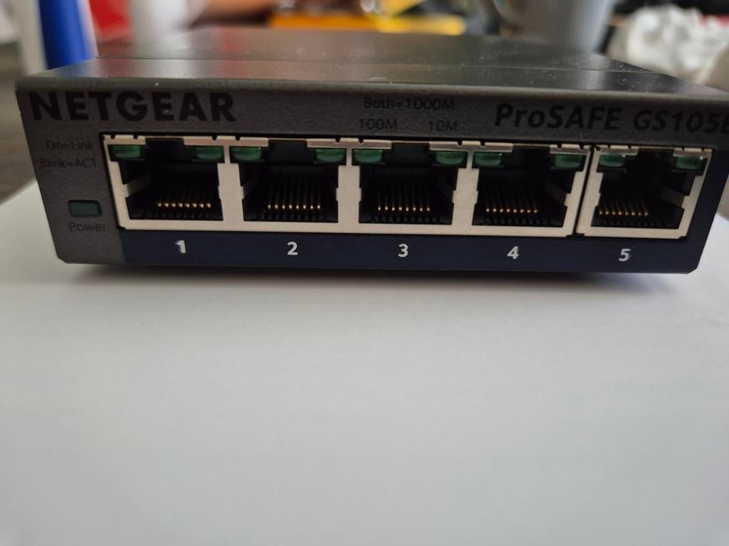 NETGEAR ProSAFE GS105E 5-poorts Gigabit Plus Switch, Computers en Software, Netwerk switches, Ophalen of Verzenden, Zo goed als nieuw