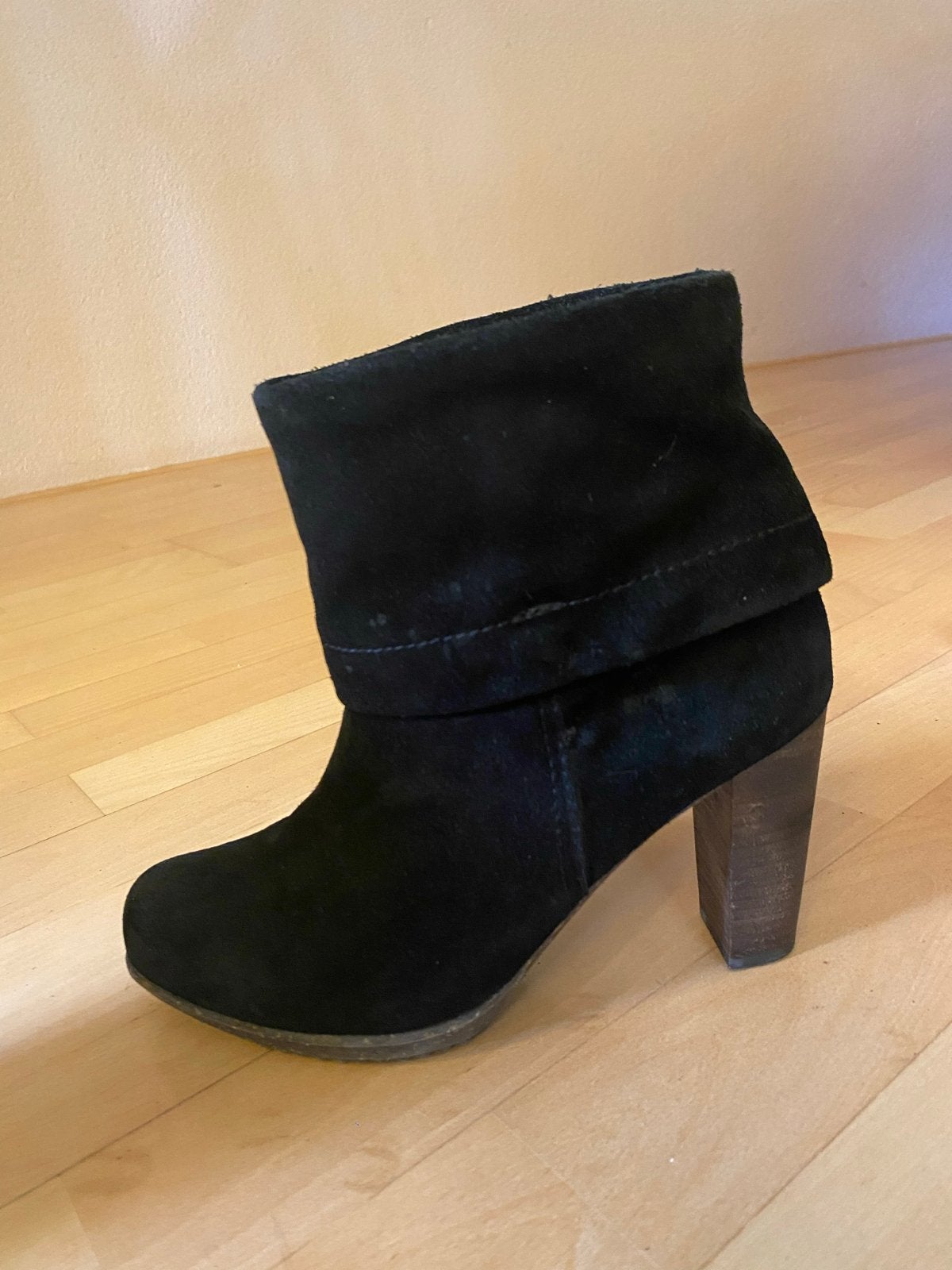 Zwarte suède enkellaarzen met hak - Scholl, maat 38, Kleding | Dames, Zwart, Lage of Enkellaarzen, Ophalen of Verzenden, Gedragen