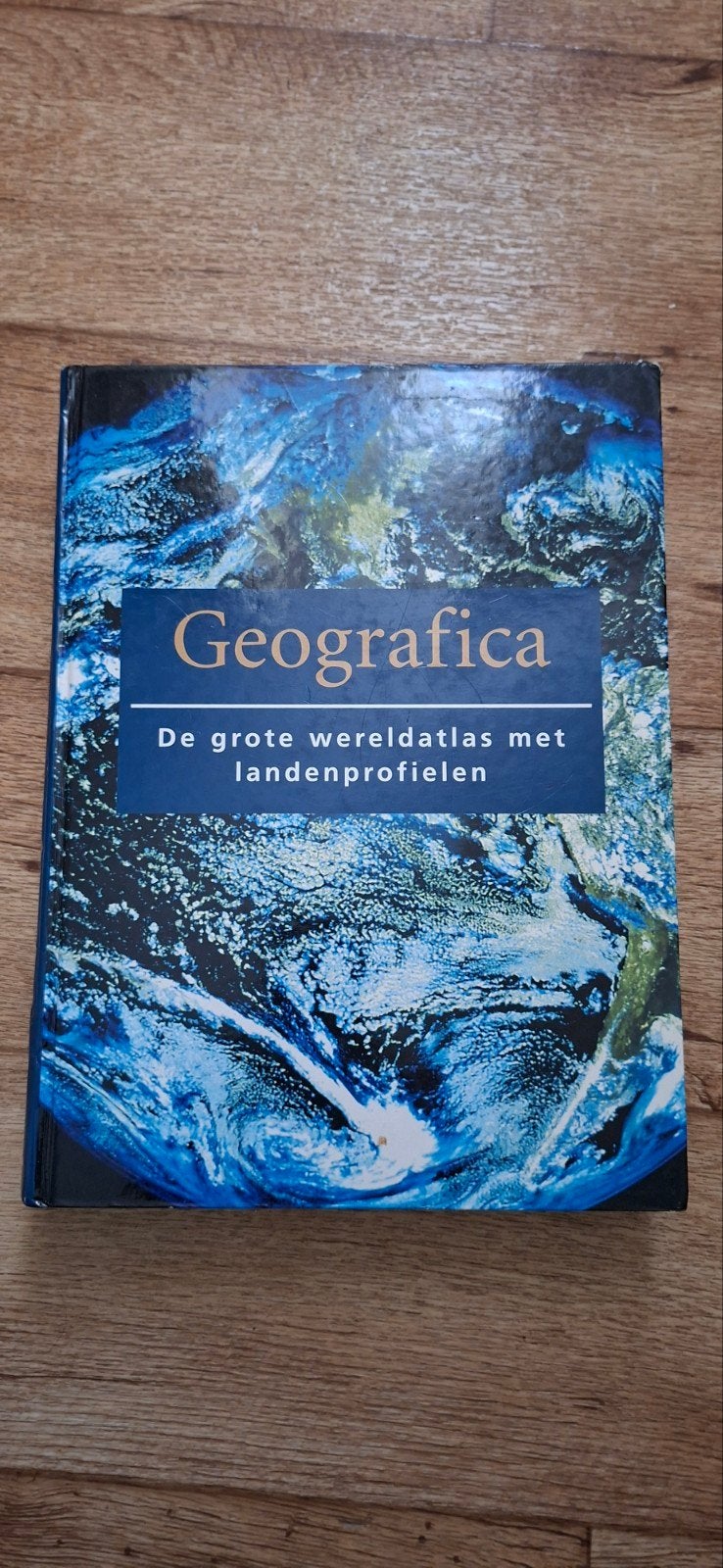 Geografica: De grote wereldatlas met landenprofielen, Overige atlassen, 2000 tot heden, Ophalen of Verzenden, Zo goed als nieuw