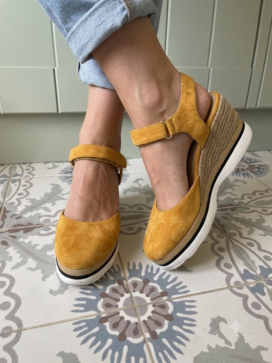 Unisa Okergele Suède Espadrille Sleehak, Kleding | Dames, Geel, Ophalen of Verzenden, Zo goed als nieuw, Espadrilles of Moccasins