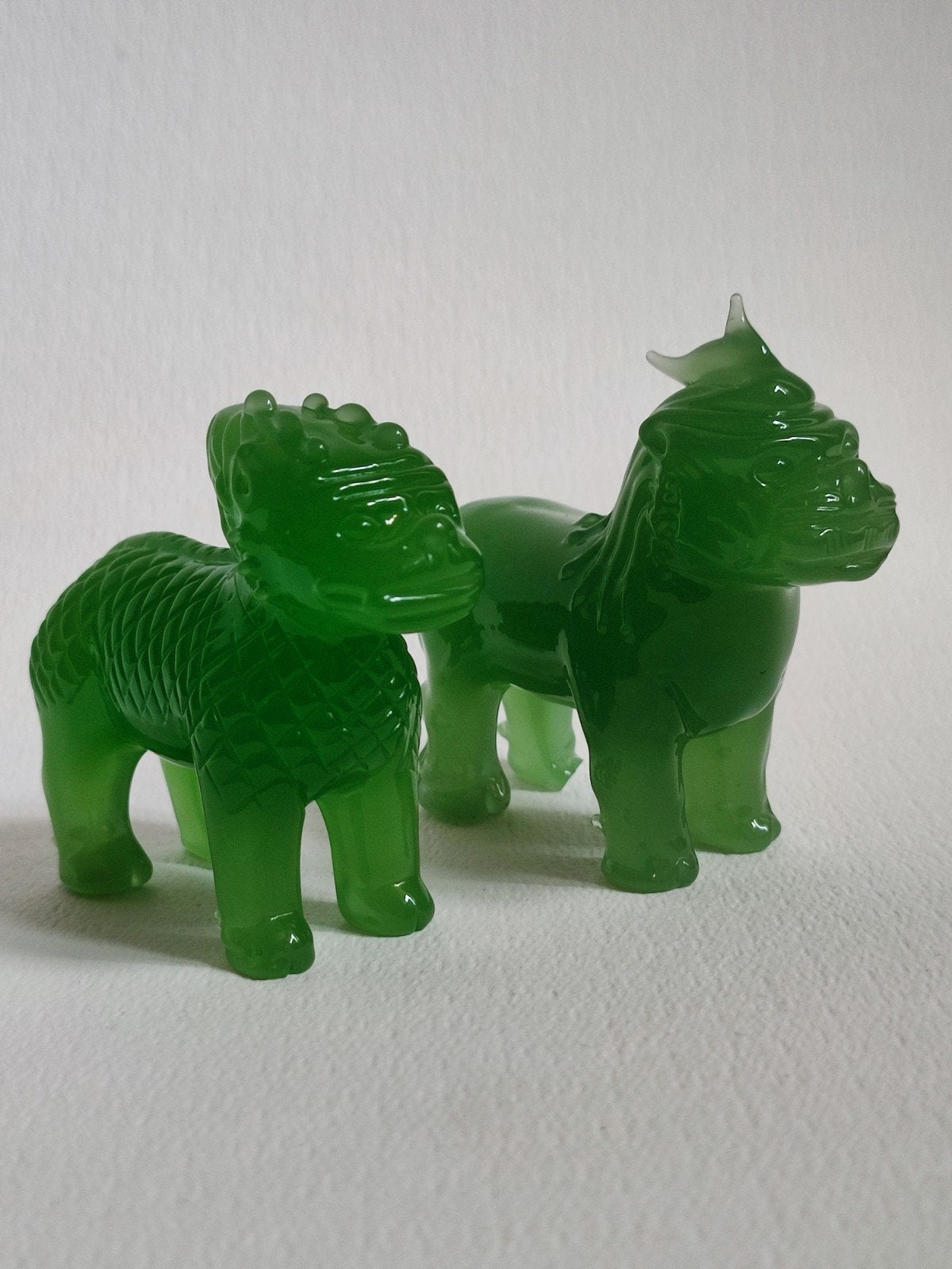 2 Groene jade-achtige jadeite beelden van mythische dieren, Overige onderwerpen, Minder dan 20 cm, Ophalen of Verzenden, Handgemaakt