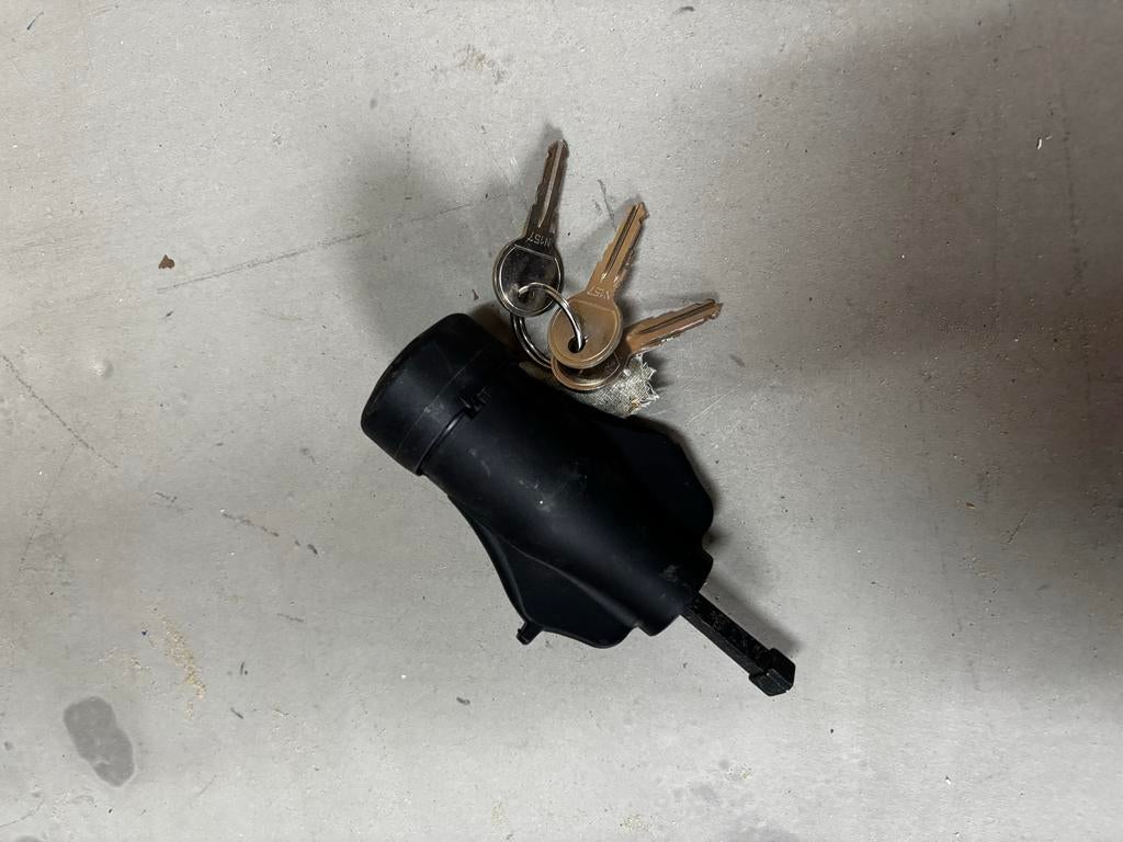 Originele Volvo V40 dakdragers met 3 sleutels, Ophalen of Verzenden, Gebruikt