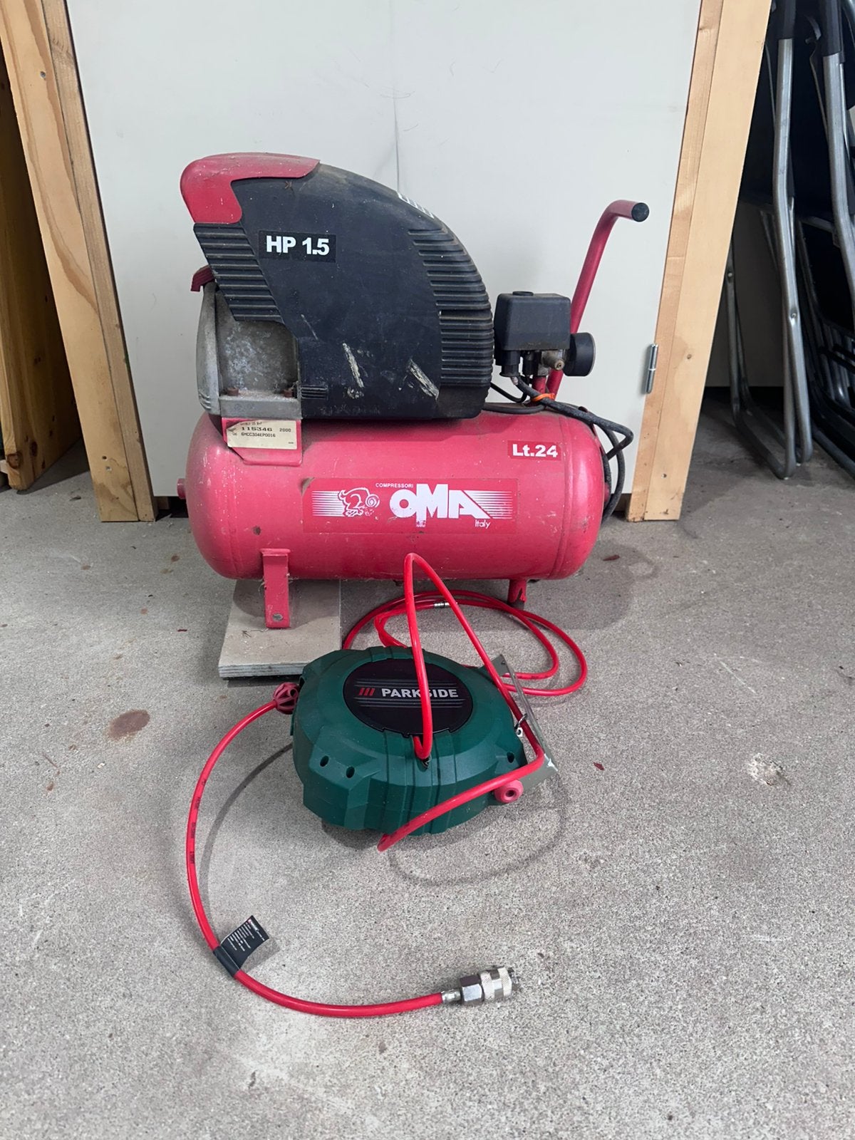 Compressor 24 liter en luchthaspel, Doe-het-zelf en Verbouw, Compressors, Minder dan 25 liter, Ophalen, Gebruikt, Minder dan 200 liter/min