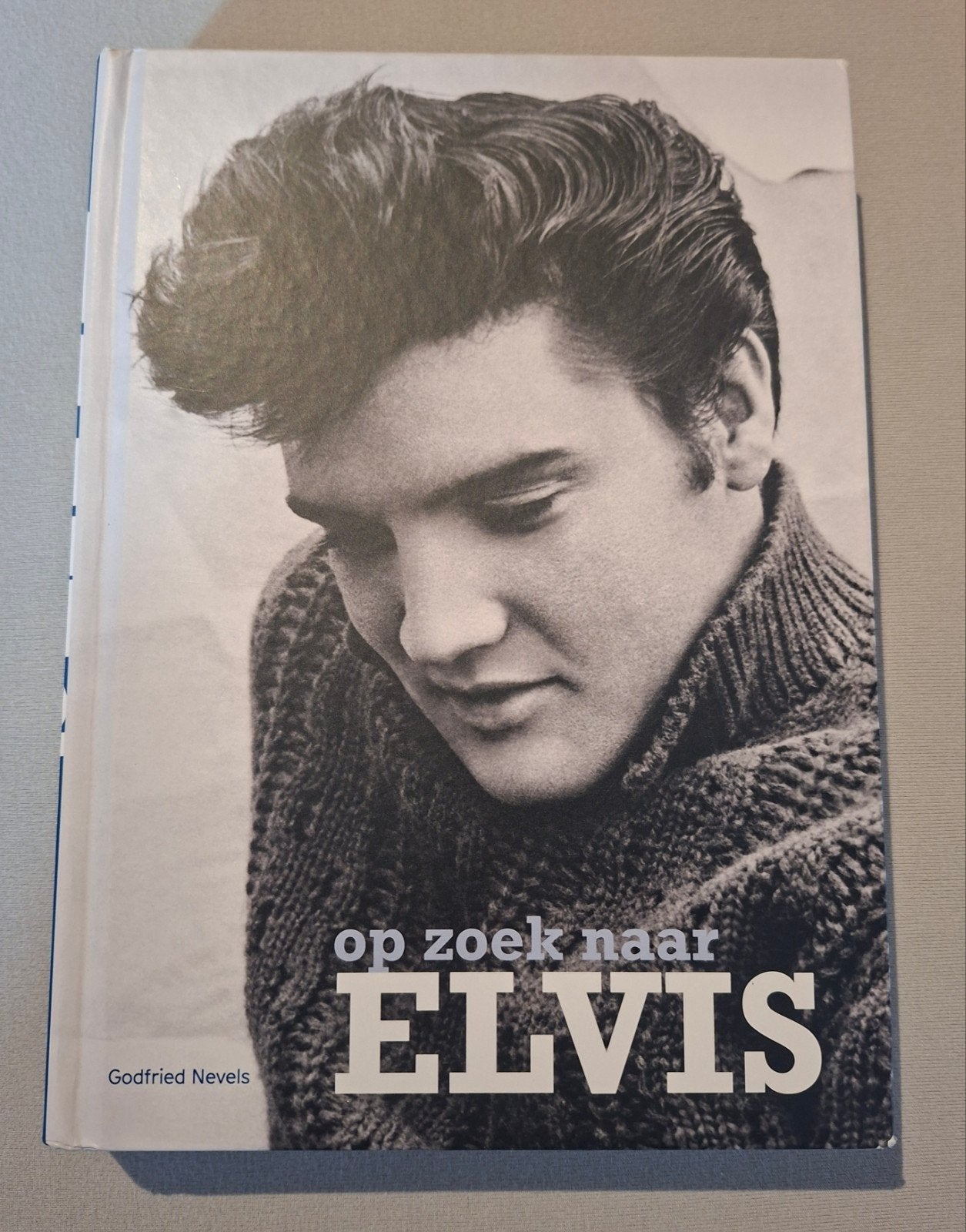 Boek: Op zoek naar Elvis – Godfried Nevels (Hardcover, zgan), Ophalen of Verzenden, Zo goed als nieuw