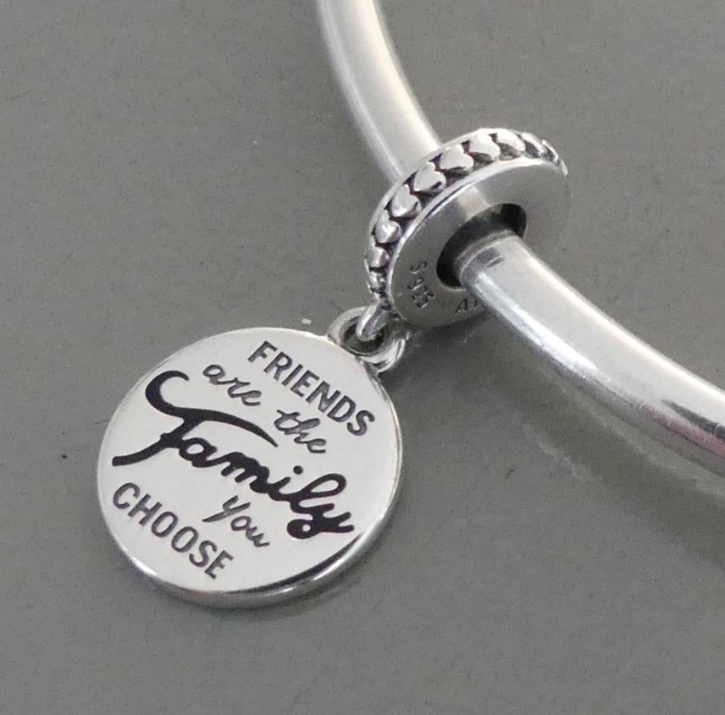 Pandora FRIENDS ARE FAMILY HANGER **NIEUW** (graveerbaar), -, Verzenden, Pandora, -