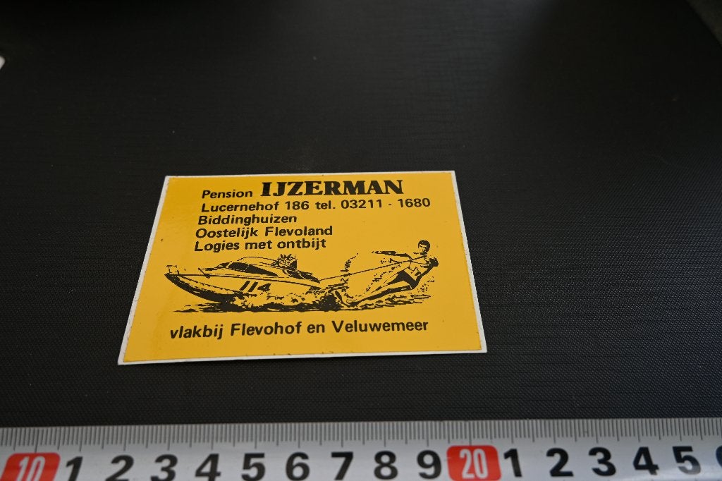 sticker biddinghuizen pension ijzerman strip waterskiën, Ophalen, Zo goed als nieuw