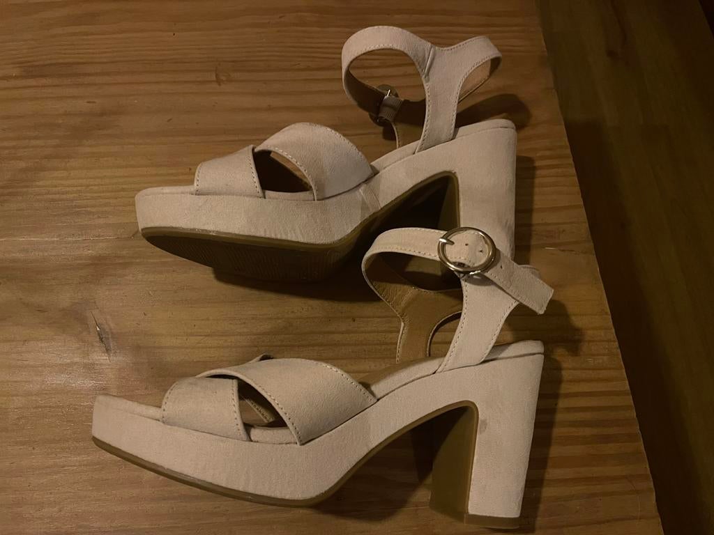 Sandalettes/open schoen met hak bluebox mt 38, Ophalen, Beige, Zo goed als nieuw, Schoenen met hoge hakken