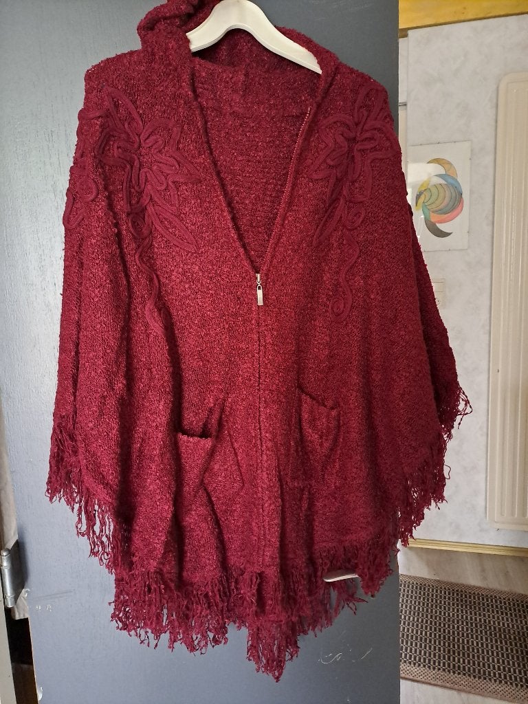 Rode cape, Kleding | Dames, Jassen | Winter, Ophalen of Verzenden, Nieuw, Maat 42/44 (L), Rood